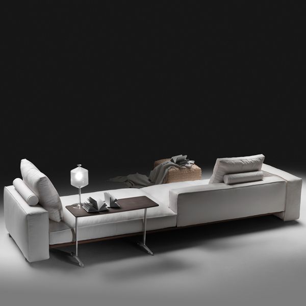 El sofá Goodplace de Flexform es un diseño de Antonio Citterio con estructura de metal esmaltado y asiento de metal revestido de cuero de diferentes acabados con una colchoneta de poliuretano.Los brazos y respaldo son de poliuretano, dacrón y plumas con un inserto de metal. El asiento está formado por cojines de pluma con un inserto de material indeformable, contapicería de tejido o piel desenfundable.El acabado de las patas está disponible en metal satinado, cromado, brunito o cromo.Detalles: sofá de 247 cm tapizado en tela de categoría media y 4 cojines (2 con rulo y 2 sin rulo detrás) adicionales de 50 x 50 cm.
Consulte en Naharro más tamaños, módulos, acabados y precios para el sofá Goodplace.