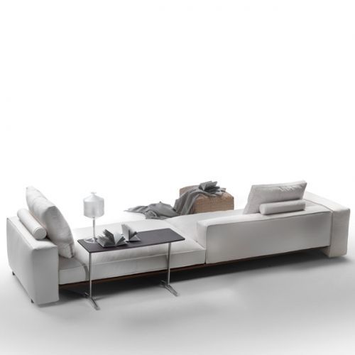 El sofá Goodplace de Flexform es un diseño de Antonio Citterio con estructura de metal esmaltado y asiento de metal revestido de cuero de diferentes acabados con una colchoneta de poliuretano.Los brazos y respaldo son de poliuretano, dacrón y plumas con un inserto de metal. El asiento está formado por cojines de pluma con un inserto de material indeformable, contapicería de tejido o piel desenfundable.El acabado de las patas está disponible en metal satinado, cromado, brunito o cromo.Detalles: sofá de 247 cm tapizado en tela de categoría media y 4 cojines (2 con rulo y 2 sin rulo detrás) adicionales de 50 x 50 cm.
Consulte en Naharro más tamaños, módulos, acabados y precios para el sofá Goodplace.