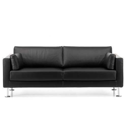 sofa_park_vitra_01.jpg Todos los miembros de la familia Park sofá diseñados por Jasper Morrison y editados por Vitra son igualmente atractivos por su espíritu clásico y a la vez moderno. Sorprenden visualmente por sus proporciones armónicas y ofrecen un excelente confort, independientemente de la postura que se adopte al sentarse. Detalles: Bastidor de madera maciza. Acolchado en espuma de poliuretano y algodón de poliester. Tapizados extraíbles en tela o piel. Patas en aluminio pulido. Cojines para los reposabrazos disponibles opcionalmente. El modelo Park sofá está disponible en una amplia gama de tejidos y pieles, todas ellas disponibles en nuestro Showroom. Rogamos se ponga en contacto con nosotros para ampliar información.