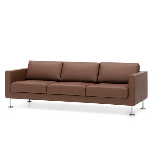 sofa_park_vitra_02.jpg Todos los miembros de la familia Park sofá diseñados por Jasper Morrison y editados por Vitra son igualmente atractivos por su espíritu clásico y a la vez moderno. Sorprenden visualmente por sus proporciones armónicas y ofrecen un excelente confort, independientemente de la postura que se adopte al sentarse. Detalles: Bastidor de madera maciza. Acolchado en espuma de poliuretano y algodón de poliester. Tapizados extraíbles en tela o piel. Patas en aluminio pulido. Cojines para los reposabrazos disponibles opcionalmente. El modelo Park sofá está disponible en una amplia gama de tejidos y pieles, todas ellas disponibles en nuestro Showroom. Rogamos se ponga en contacto con nosotros para ampliar información.