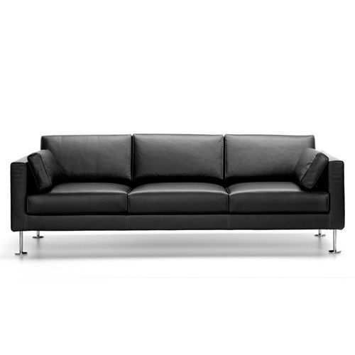 sofa_park_vitra_03.jpg Todos los miembros de la familia Park sofá diseñados por Jasper Morrison y editados por Vitra son igualmente atractivos por su espíritu clásico y a la vez moderno. Sorprenden visualmente por sus proporciones armónicas y ofrecen un excelente confort, independientemente de la postura que se adopte al sentarse. Detalles: Bastidor de madera maciza. Acolchado en espuma de poliuretano y algodón de poliester. Tapizados extraíbles en tela o piel. Patas en aluminio pulido. Cojines para los reposabrazos disponibles opcionalmente. El modelo Park sofá está disponible en una amplia gama de tejidos y pieles, todas ellas disponibles en nuestro Showroom. Rogamos se ponga en contacto con nosotros para ampliar información.