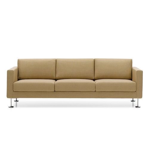 sofa_park_vitra_04.jpg Todos los miembros de la familia Park sofá diseñados por Jasper Morrison y editados por Vitra son igualmente atractivos por su espíritu clásico y a la vez moderno. Sorprenden visualmente por sus proporciones armónicas y ofrecen un excelente confort, independientemente de la postura que se adopte al sentarse. Detalles: Bastidor de madera maciza. Acolchado en espuma de poliuretano y algodón de poliester. Tapizados extraíbles en tela o piel. Patas en aluminio pulido. Cojines para los reposabrazos disponibles opcionalmente. El modelo Park sofá está disponible en una amplia gama de tejidos y pieles, todas ellas disponibles en nuestro Showroom. Rogamos se ponga en contacto con nosotros para ampliar información.