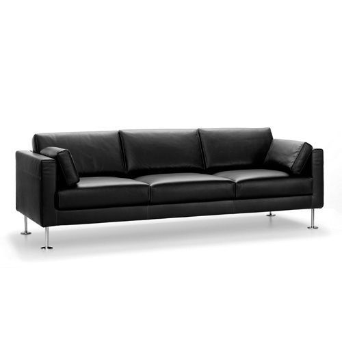 sofa_park_vitra_05.jpg Todos los miembros de la familia Park sofá diseñados por Jasper Morrison y editados por Vitra son igualmente atractivos por su espíritu clásico y a la vez moderno. Sorprenden visualmente por sus proporciones armónicas y ofrecen un excelente confort, independientemente de la postura que se adopte al sentarse. Detalles: Bastidor de madera maciza. Acolchado en espuma de poliuretano y algodón de poliester. Tapizados extraíbles en tela o piel. Patas en aluminio pulido. Cojines para los reposabrazos disponibles opcionalmente. El modelo Park sofá está disponible en una amplia gama de tejidos y pieles, todas ellas disponibles en nuestro Showroom. Rogamos se ponga en contacto con nosotros para ampliar información.