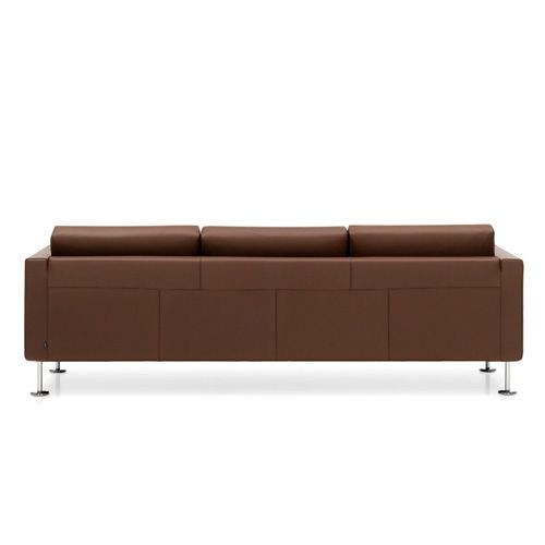sofa_park_vitra_06.jpg Todos los miembros de la familia Park sofá diseñados por Jasper Morrison y editados por Vitra son igualmente atractivos por su espíritu clásico y a la vez moderno. Sorprenden visualmente por sus proporciones armónicas y ofrecen un excelente confort, independientemente de la postura que se adopte al sentarse. Detalles: Bastidor de madera maciza. Acolchado en espuma de poliuretano y algodón de poliester. Tapizados extraíbles en tela o piel. Patas en aluminio pulido. Cojines para los reposabrazos disponibles opcionalmente. El modelo Park sofá está disponible en una amplia gama de tejidos y pieles, todas ellas disponibles en nuestro Showroom. Rogamos se ponga en contacto con nosotros para ampliar información.