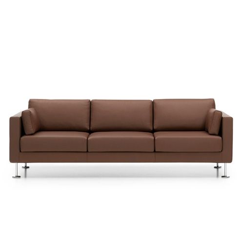 sofa_park_vitra_08.jpg Todos los miembros de la familia Park sofá diseñados por Jasper Morrison y editados por Vitra son igualmente atractivos por su espíritu clásico y a la vez moderno. Sorprenden visualmente por sus proporciones armónicas y ofrecen un excelente confort, independientemente de la postura que se adopte al sentarse. Detalles: Bastidor de madera maciza. Acolchado en espuma de poliuretano y algodón de poliester. Tapizados extraíbles en tela o piel. Patas en aluminio pulido. Cojines para los reposabrazos disponibles opcionalmente. El modelo Park sofá está disponible en una amplia gama de tejidos y pieles, todas ellas disponibles en nuestro Showroom. Rogamos se ponga en contacto con nosotros para ampliar información.