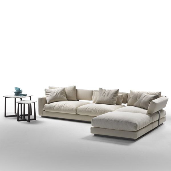 sofa_pleasure_flexform_01.jpg El sofá Pleasure es un diseño deDesign Flexformpara la colección de 2013 de la firma Flexform. Sofá con estructura de metal satinado, cromado, Brunito o cromo negro con base de metal y madera relleno de poliuretano y revestido con tejido protector. Brazos y respaldos de poliuretano inyectado revestido con tejido protector. El asiento está formado por cojines de pluma con inserto de material indeformable.
Detalles: Sofá de 318 cm (módulo de 282 x 94 cm y brazos de 18 x 94 x 62H cm) con 5 cojines (1 de 76 x 43 cm y 4 de 53 x 43 cm) adicionales y tapizado en tela de categoría media.
Consulte en las tiendas Naharro más tamaños, módulos, acabados y precios para el sofá Pleasure.