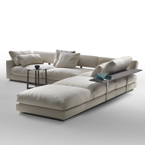 sofa_pleasure_flexform_02.jpg El sofá Pleasure es un diseño deDesign Flexformpara la colección de 2013 de la firma Flexform. Sofá con estructura de metal satinado, cromado, Brunito o cromo negro con base de metal y madera relleno de poliuretano y revestido con tejido protector. Brazos y respaldos de poliuretano inyectado revestido con tejido protector. El asiento está formado por cojines de pluma con inserto de material indeformable.
Detalles: Sofá de 318 cm (módulo de 282 x 94 cm y brazos de 18 x 94 x 62H cm) con 5 cojines (1 de 76 x 43 cm y 4 de 53 x 43 cm) adicionales y tapizado en tela de categoría media.
Consulte en las tiendas Naharro más tamaños, módulos, acabados y precios para el sofá Pleasure.