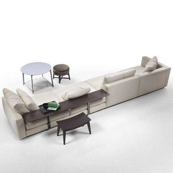 sofa_pleasure_flexform_04.jpg El sofá Pleasure es un diseño deDesign Flexformpara la colección de 2013 de la firma Flexform. Sofá con estructura de metal satinado, cromado, Brunito o cromo negro con base de metal y madera relleno de poliuretano y revestido con tejido protector. Brazos y respaldos de poliuretano inyectado revestido con tejido protector. El asiento está formado por cojines de pluma con inserto de material indeformable.
Detalles: Sofá de 318 cm (módulo de 282 x 94 cm y brazos de 18 x 94 x 62H cm) con 5 cojines (1 de 76 x 43 cm y 4 de 53 x 43 cm) adicionales y tapizado en tela de categoría media.
Consulte en las tiendas Naharro más tamaños, módulos, acabados y precios para el sofá Pleasure.