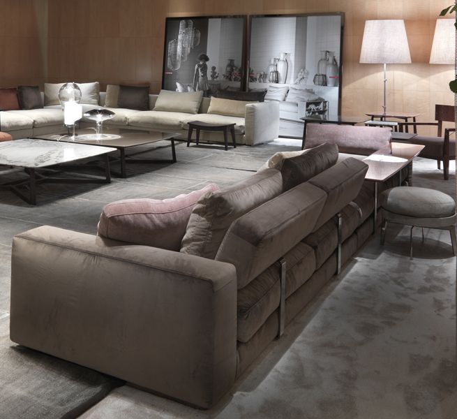 sofa_pleasure_flexform_06.jpg El sofá Pleasure es un diseño deDesign Flexformpara la colección de 2013 de la firma Flexform. Sofá con estructura de metal satinado, cromado, Brunito o cromo negro con base de metal y madera relleno de poliuretano y revestido con tejido protector. Brazos y respaldos de poliuretano inyectado revestido con tejido protector. El asiento está formado por cojines de pluma con inserto de material indeformable.
Detalles: Sofá de 318 cm (módulo de 282 x 94 cm y brazos de 18 x 94 x 62H cm) con 5 cojines (1 de 76 x 43 cm y 4 de 53 x 43 cm) adicionales y tapizado en tela de categoría media.
Consulte en las tiendas Naharro más tamaños, módulos, acabados y precios para el sofá Pleasure.
