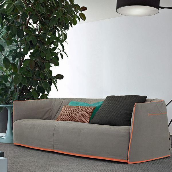 sofa_santa_monica_poliform_04.jpg El sofá Santa Mónica es un diseño de Jean-Marie Massaud para la firma Poliform, un sofá básico, con líneas acogedoras y cómodas que propone una estética de gran originalidad gracias a los revestimientos de temporada, otorgándole un estilo informal y chic.
Detalles: disponibles diferentes telas, cojines y accesorios que le dan personalidad al sofá.
Precio para tejido en Categoría B del fabricante, muestrario de telas disponible en tienda.
Más información en NAHARRO.