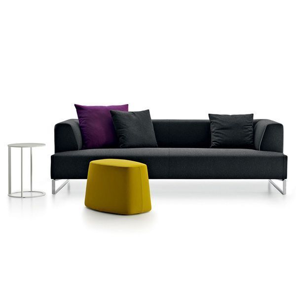 sofa_solo_14_bebitalia_00.jpg El sofá Solo'14 es un diseño de Antonio Citterio conseguido a partir de la reducción de todos sus elementos superfluos y el cuidado de la proporción de sus componentes.B&B Italia presenta esta nueva versión con un borde crudo en el tapizado que destaca la silueta del apoyabrazos y el asiento, dándole un acabado único.
Detalles: Estructura de aluminio y tapizado en acabado natural, marrón oscuro, negro y gris oscuro, combinables con diferentes bordes de color.
Precio para modelo SN178, con estructura cepillada o barnizada y tapizado en tejido Super. No incluye cojines.
Consulte más información sobre los diferentes módulos, acabados y dimensiones en las tiendas de Naharro.