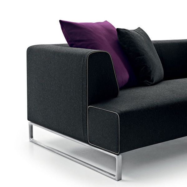 sofa_solo_14_bebitalia_01_detalle.jpg El sofá Solo'14 es un diseño de Antonio Citterio conseguido a partir de la reducción de todos sus elementos superfluos y el cuidado de la proporción de sus componentes.B&B Italia presenta esta nueva versión con un borde crudo en el tapizado que destaca la silueta del apoyabrazos y el asiento, dándole un acabado único.
Detalles: Estructura de aluminio y tapizado en acabado natural, marrón oscuro, negro y gris oscuro, combinables con diferentes bordes de color.
Precio para modelo SN178, con estructura cepillada o barnizada y tapizado en tejido Super. No incluye cojines.
Consulte más información sobre los diferentes módulos, acabados y dimensiones en las tiendas de Naharro.