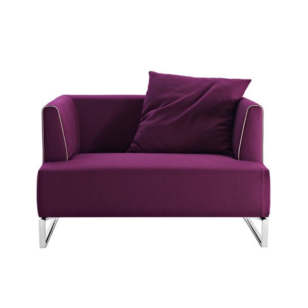 sofa_solo_14_bebitalia_02_sn109.jpg El sofá Solo'14 es un diseño de Antonio Citterio conseguido a partir de la reducción de todos sus elementos superfluos y el cuidado de la proporción de sus componentes.B&B Italia presenta esta nueva versión con un borde crudo en el tapizado que destaca la silueta del apoyabrazos y el asiento, dándole un acabado único.Detalles: Estructura de aluminio y tapizado en acabado natural, marrón oscuro, negro y gris oscuro, combinables con diferentes bordes de color.Precio para modelo SN178, con estructura cepillada o barnizada y tapizado en tejido Super. No incluye cojines.Consulte más información sobre los diferentes módulos, acabados y dimensiones en las tiendas de Naharro.