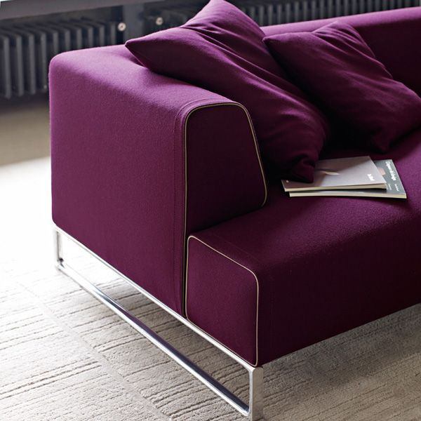sofa_solo_14_bebitalia_04_detalle.jpg El sofá Solo'14 es un diseño de Antonio Citterio conseguido a partir de la reducción de todos sus elementos superfluos y el cuidado de la proporción de sus componentes.B&B Italia presenta esta nueva versión con un borde crudo en el tapizado que destaca la silueta del apoyabrazos y el asiento, dándole un acabado único.
Detalles: Estructura de aluminio y tapizado en acabado natural, marrón oscuro, negro y gris oscuro, combinables con diferentes bordes de color.
Precio para modelo SN178, con estructura cepillada o barnizada y tapizado en tejido Super. No incluye cojines.
Consulte más información sobre los diferentes módulos, acabados y dimensiones en las tiendas de Naharro.