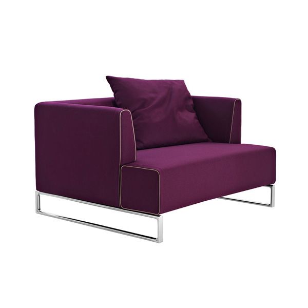 sofa_solo_14_bebitalia_06_sn109.jpg El sofá Solo'14 es un diseño de Antonio Citterio conseguido a partir de la reducción de todos sus elementos superfluos y el cuidado de la proporción de sus componentes.B&B Italia presenta esta nueva versión con un borde crudo en el tapizado que destaca la silueta del apoyabrazos y el asiento, dándole un acabado único.Detalles: Estructura de aluminio y tapizado en acabado natural, marrón oscuro, negro y gris oscuro, combinables con diferentes bordes de color.Precio para modelo SN178, con estructura cepillada o barnizada y tapizado en tejido Super. No incluye cojines.Consulte más información sobre los diferentes módulos, acabados y dimensiones en las tiendas de Naharro.