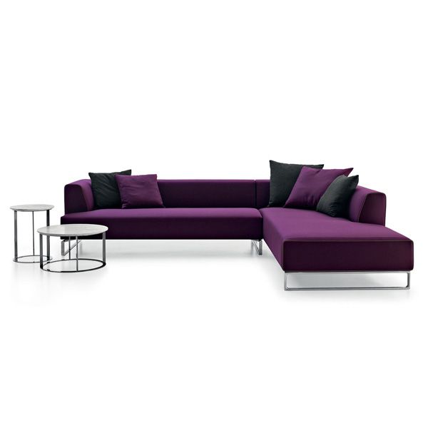 sofa_solo_14_bebitalia_10_chaise.jpg El sofá Solo'14 es un diseño de Antonio Citterio conseguido a partir de la reducción de todos sus elementos superfluos y el cuidado de la proporción de sus componentes.B&B Italia presenta esta nueva versión con un borde crudo en el tapizado que destaca la silueta del apoyabrazos y el asiento, dándole un acabado único.
Detalles: Estructura de aluminio y tapizado en acabado natural, marrón oscuro, negro y gris oscuro, combinables con diferentes bordes de color.
Precio para modelo SN178, con estructura cepillada o barnizada y tapizado en tejido Super. No incluye cojines.
Consulte más información sobre los diferentes módulos, acabados y dimensiones en las tiendas de Naharro.