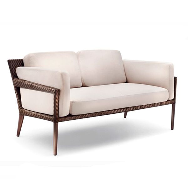 sofa_tribeca_dedon_00.jpg El sofá Tribeca de Dedon pertenece a una colección del mismo nombre, sofisticada y elegante pero a la vez accesible y extraordinariamente confortable, irradia un encanto moderno y urbano. Su presencia se ve enfatizada por os tonos marrones que dan color a la estructura trenzada y que parecen convertir en piel natural la fibra clásica de Dedon. Tribeca es un nuevo y genial clásico creado para Dedon por Richard Frinier. Toma su nombre de uno de los vecindarios más reputados de Manhattan.
Detalles: Estructura en fibra DEDON altamente resistente, disponible en color Bleach y Tamari.
Enlace DEDON Acabados de Estructura y Tejidos
La colección Tribeca se compone de varios elementos, así como en varios acabados y tapizados para asientos y cojines. Las muestras están disponibles en nuestro Showroom, rogamos se pongan en contacto con nosotros para ampliar información y precio.