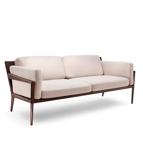 sofa_tribeca_dedon_01.jpg El sofá Tribeca de Dedon pertenece a una colección del mismo nombre, sofisticada y elegante pero a la vez accesible y extraordinariamente confortable, irradia un encanto moderno y urbano. Su presencia se ve enfatizada por os tonos marrones que dan color a la estructura trenzada y que parecen convertir en piel natural la fibra clásica de Dedon. Tribeca es un nuevo y genial clásico creado para Dedon por Richard Frinier. Toma su nombre de uno de los vecindarios más reputados de Manhattan.
Detalles: Estructura en fibra DEDON altamente resistente, disponible en color Bleach y Tamari.
Enlace DEDON Acabados de Estructura y Tejidos
La colección Tribeca se compone de varios elementos, así como en varios acabados y tapizados para asientos y cojines. Las muestras están disponibles en nuestro Showroom, rogamos se pongan en contacto con nosotros para ampliar información y precio.
