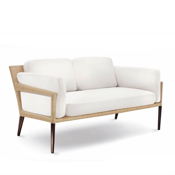 sofa_tribeca_dedon_02.jpg El sofá Tribeca de Dedon pertenece a una colección del mismo nombre, sofisticada y elegante pero a la vez accesible y extraordinariamente confortable, irradia un encanto moderno y urbano. Su presencia se ve enfatizada por os tonos marrones que dan color a la estructura trenzada y que parecen convertir en piel natural la fibra clásica de Dedon. Tribeca es un nuevo y genial clásico creado para Dedon por Richard Frinier. Toma su nombre de uno de los vecindarios más reputados de Manhattan.
Detalles: Estructura en fibra DEDON altamente resistente, disponible en color Bleach y Tamari.
Enlace DEDON Acabados de Estructura y Tejidos
La colección Tribeca se compone de varios elementos, así como en varios acabados y tapizados para asientos y cojines. Las muestras están disponibles en nuestro Showroom, rogamos se pongan en contacto con nosotros para ampliar información y precio.