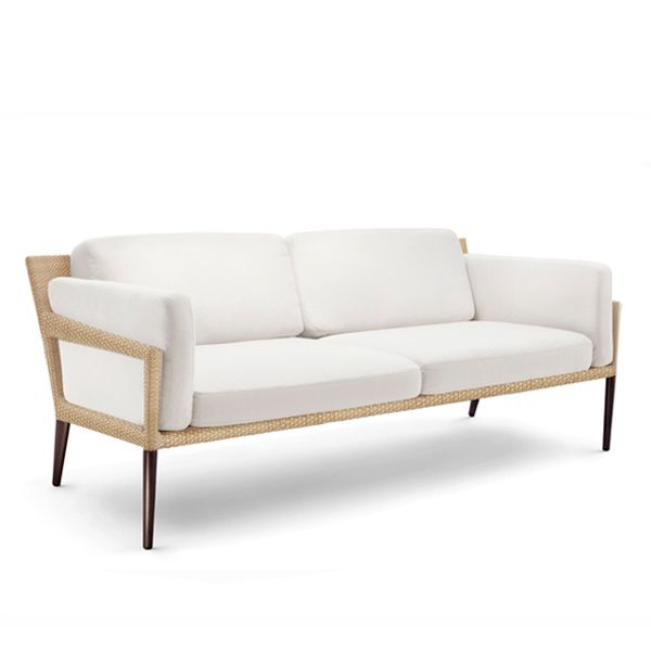 sofa_tribeca_dedon_03.jpg El sofá Tribeca de Dedon pertenece a una colección del mismo nombre, sofisticada y elegante pero a la vez accesible y extraordinariamente confortable, irradia un encanto moderno y urbano. Su presencia se ve enfatizada por os tonos marrones que dan color a la estructura trenzada y que parecen convertir en piel natural la fibra clásica de Dedon. Tribeca es un nuevo y genial clásico creado para Dedon por Richard Frinier. Toma su nombre de uno de los vecindarios más reputados de Manhattan.
Detalles: Estructura en fibra DEDON altamente resistente, disponible en color Bleach y Tamari.
Enlace DEDON Acabados de Estructura y Tejidos
La colección Tribeca se compone de varios elementos, así como en varios acabados y tapizados para asientos y cojines. Las muestras están disponibles en nuestro Showroom, rogamos se pongan en contacto con nosotros para ampliar información y precio.