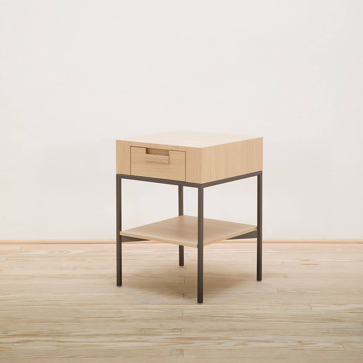 Mesita auxiliar Ebe - Maxalto Mesita auxiliar Ebe - Maxalto