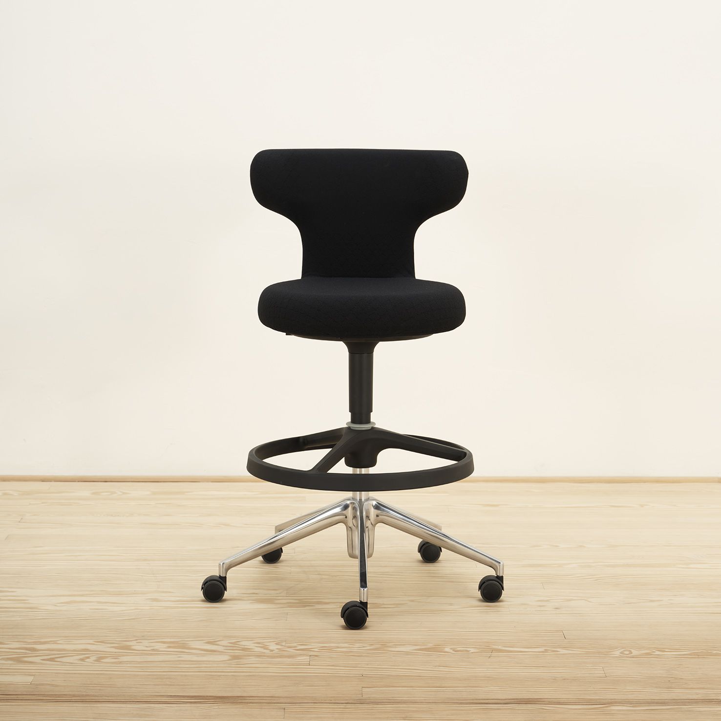 168_Naharro Taburete Pivot High Stool Negro – Vitra