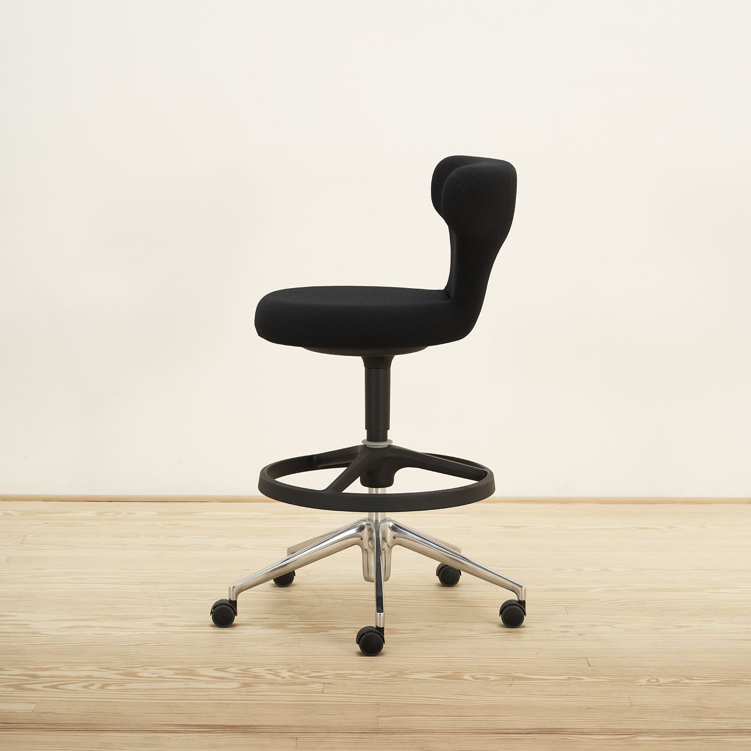 169_Naharro Taburete Pivot High Stool Negro – Vitra