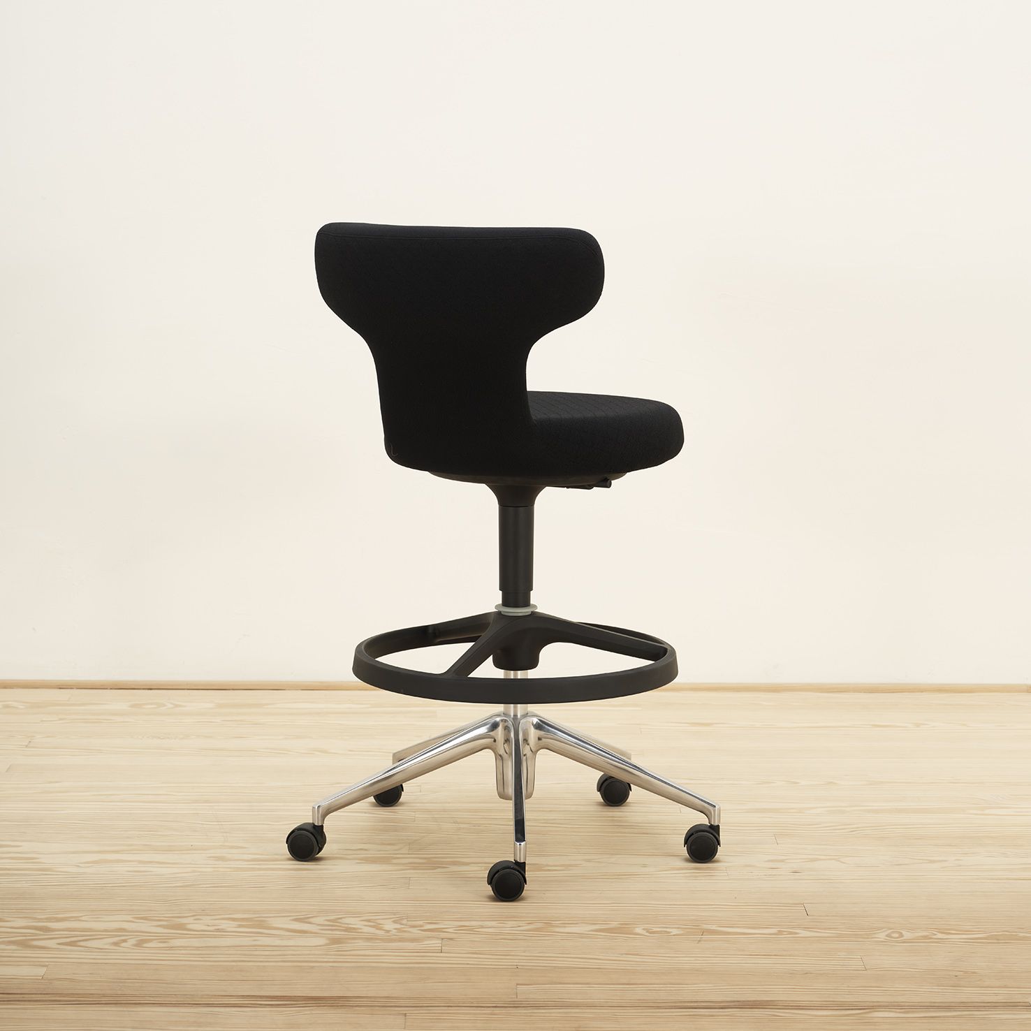 170_Naharro Taburete Pivot High Stool Negro – Vitra
