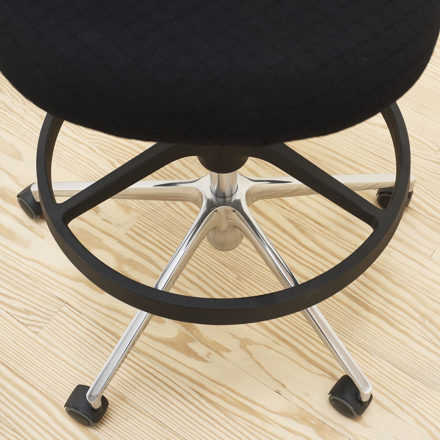 172_Naharro Taburete Pivot High Stool Negro – Vitra