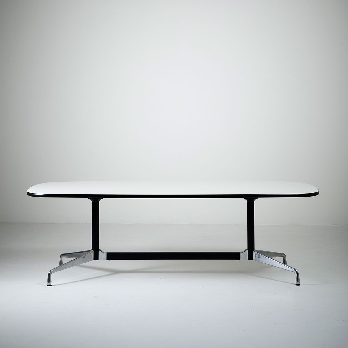 Mesa Eames Segmented Table 240 – Vitra
