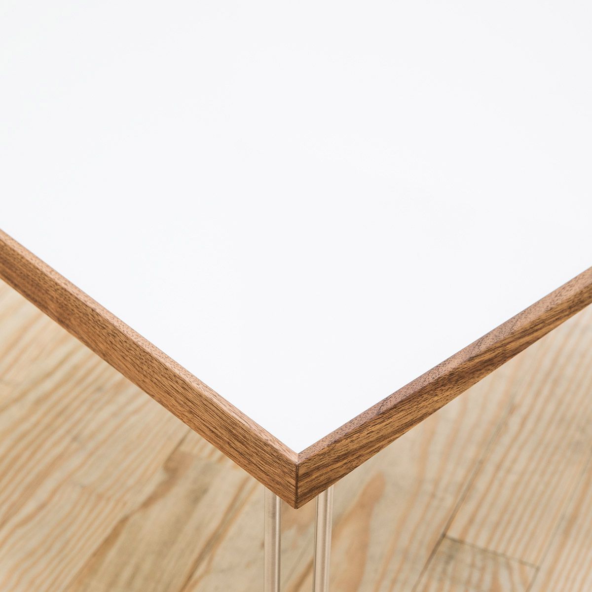Mesa auxiliar Tray Table Laminada – OneCollection