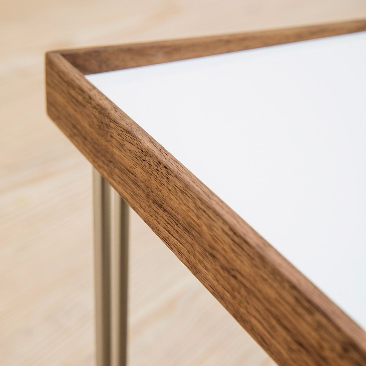 Mesa auxiliar Tray Table Laminada – OneCollection