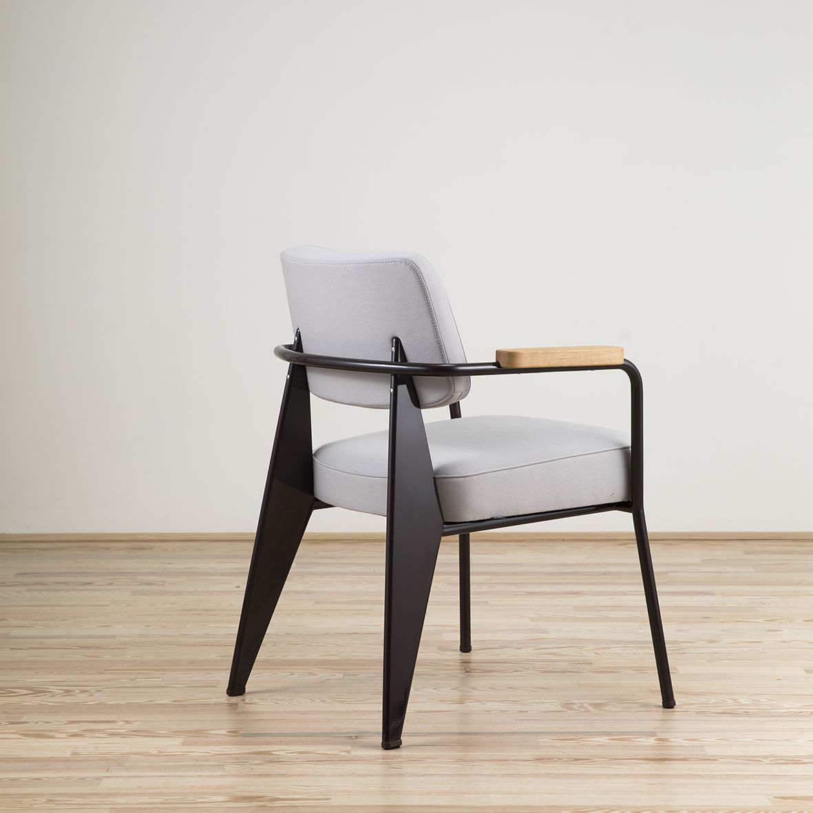 Butaca Fauteuil Direction diseñada por Jean Prouvé - Vitra Butaca Fauteuil Direction diseñada por Jean Prouvé y editada por Vitra
