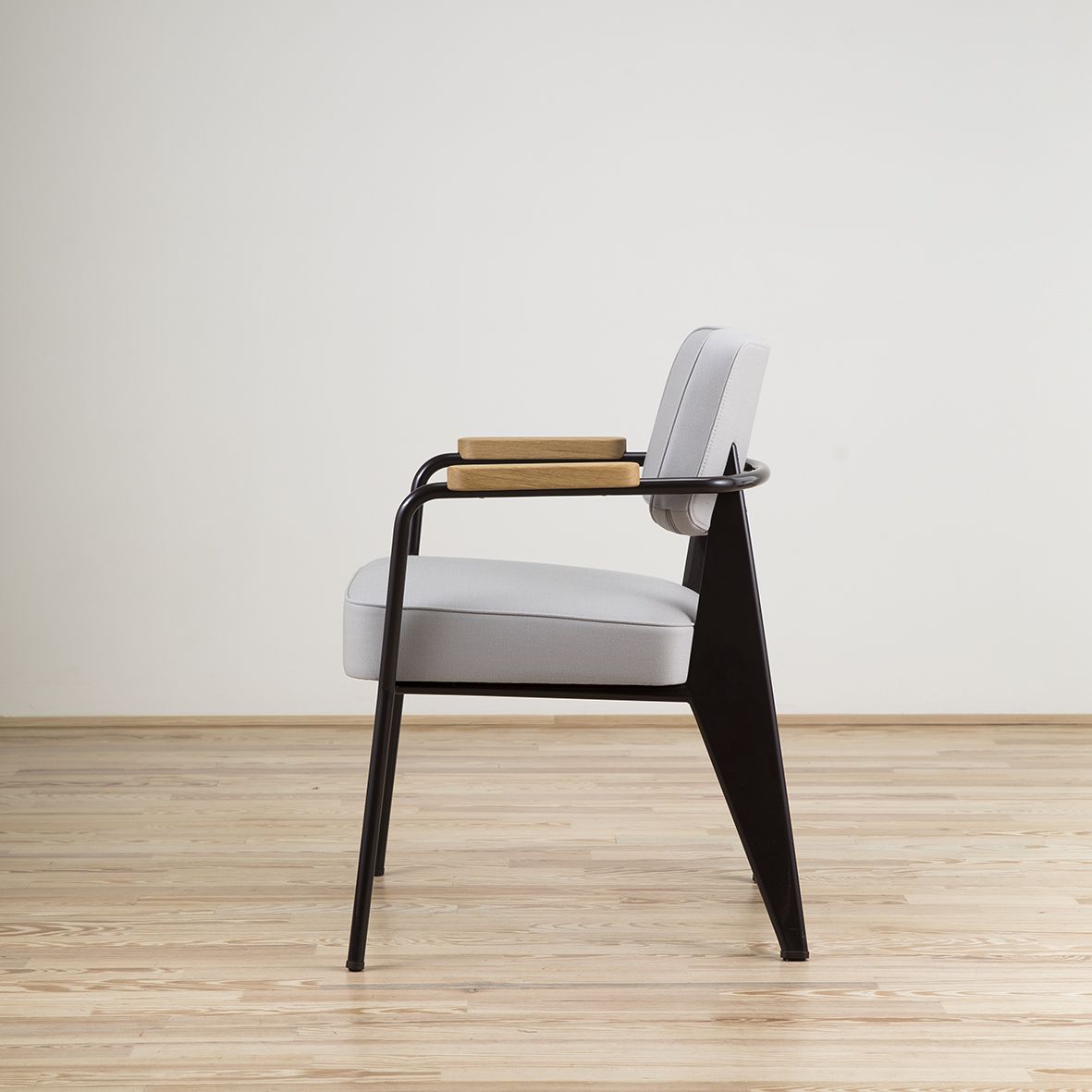 Butaca Fauteuil Direction diseñada por Jean Prouvé - Vitra Butaca Fauteuil Direction diseñada por Jean Prouvé y editada por Vitra