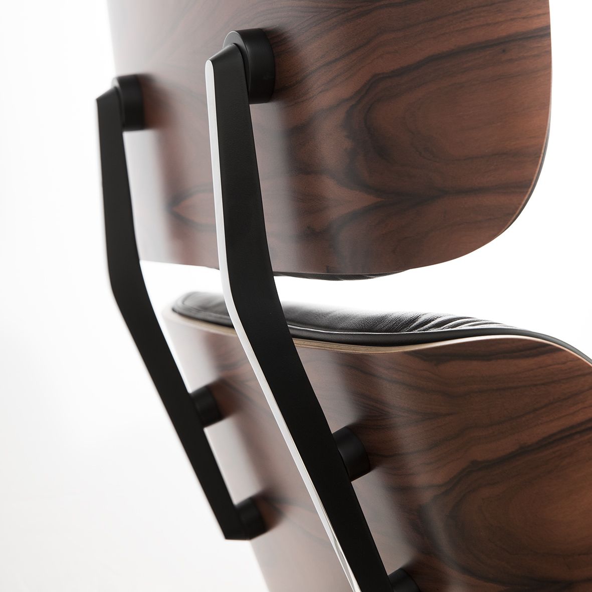 Lounge Chair & Ottoman diseñada por Charles y Ray Eames y editada por Vitra