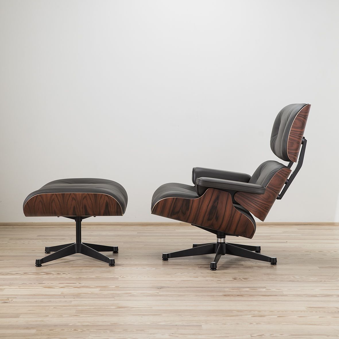 Lounge Chair & Ottoman diseñada por Charles y Ray Eames y editada por Vitra