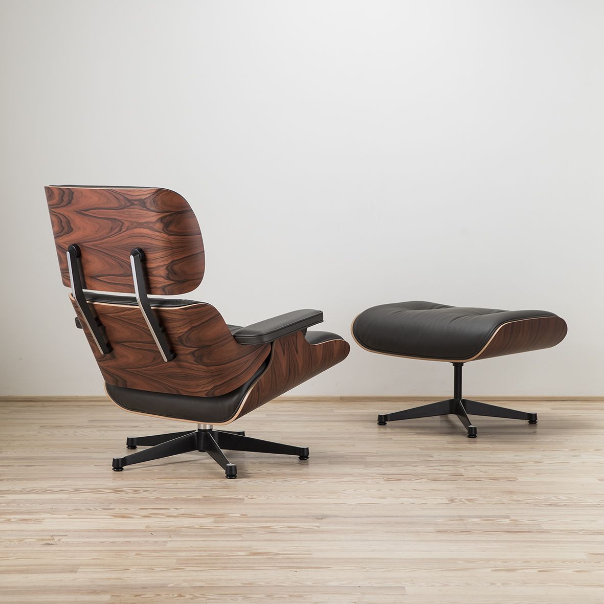 Lounge Chair & Ottoman diseñada por Charles y Ray Eames y editada por Vitra