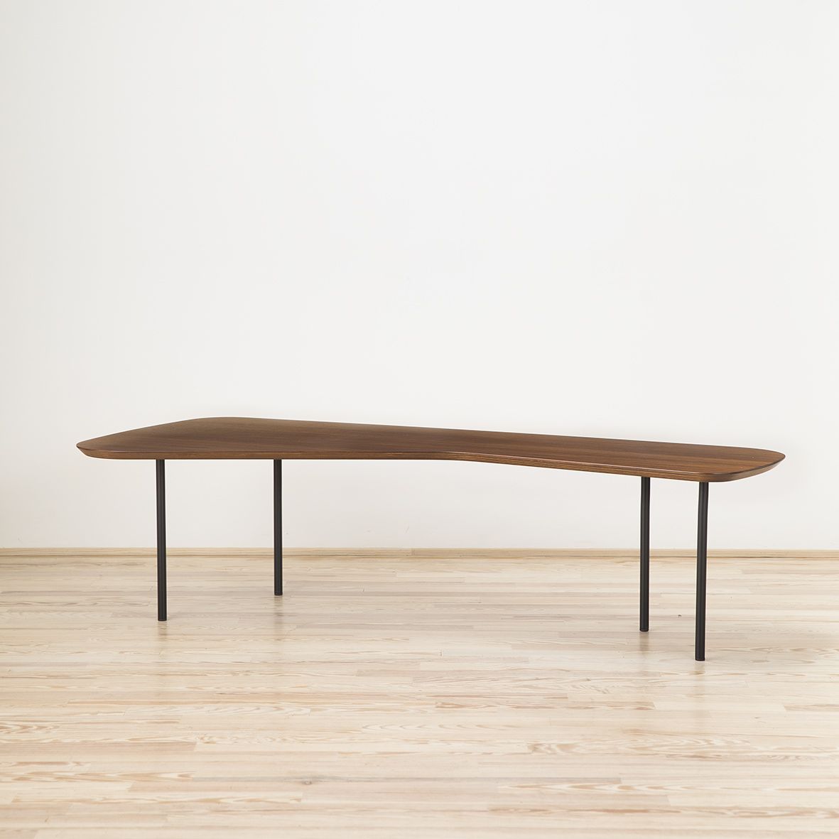 Mesa Coffee Table diseñada por Alexander Girard y editada por Knoll