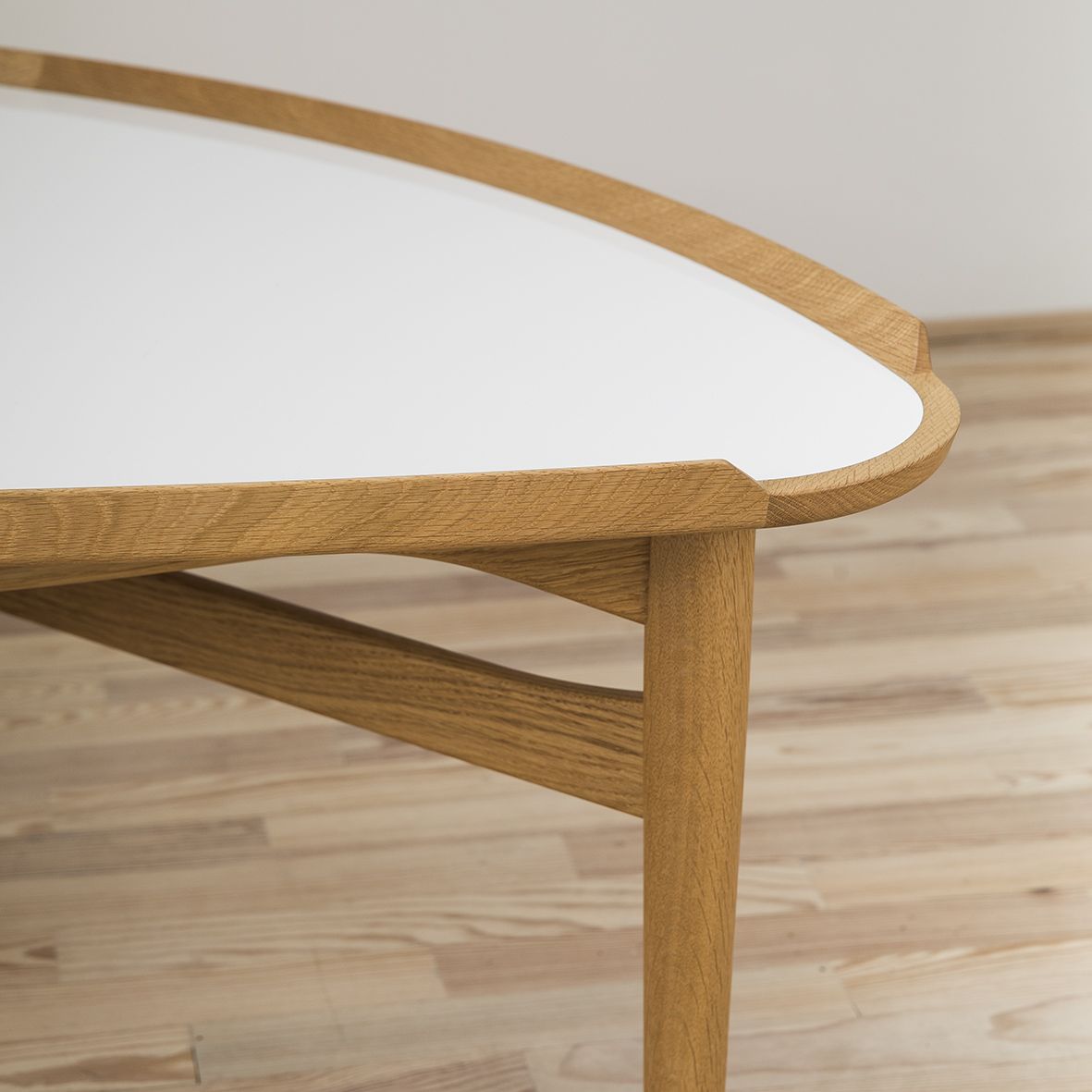 Mesa auxiliar Cocktail diseñada por Finn Juhl y editada por OneCollection
