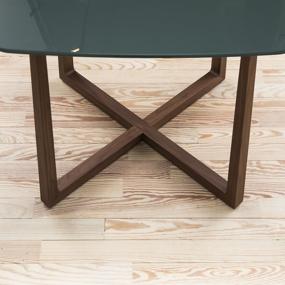 Mesa auxiliar Gipsy editada por Flexform