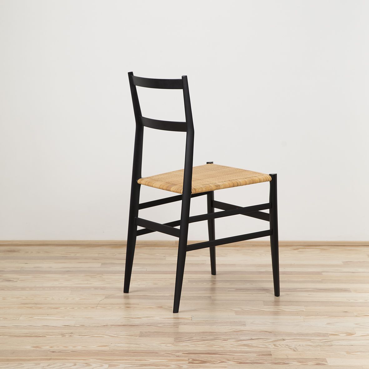 Silla 699 Superleggera diseñada por Gio Ponti - Cassina Silla 699 Superleggera diseñada por Gio Ponti y editada por Cassina