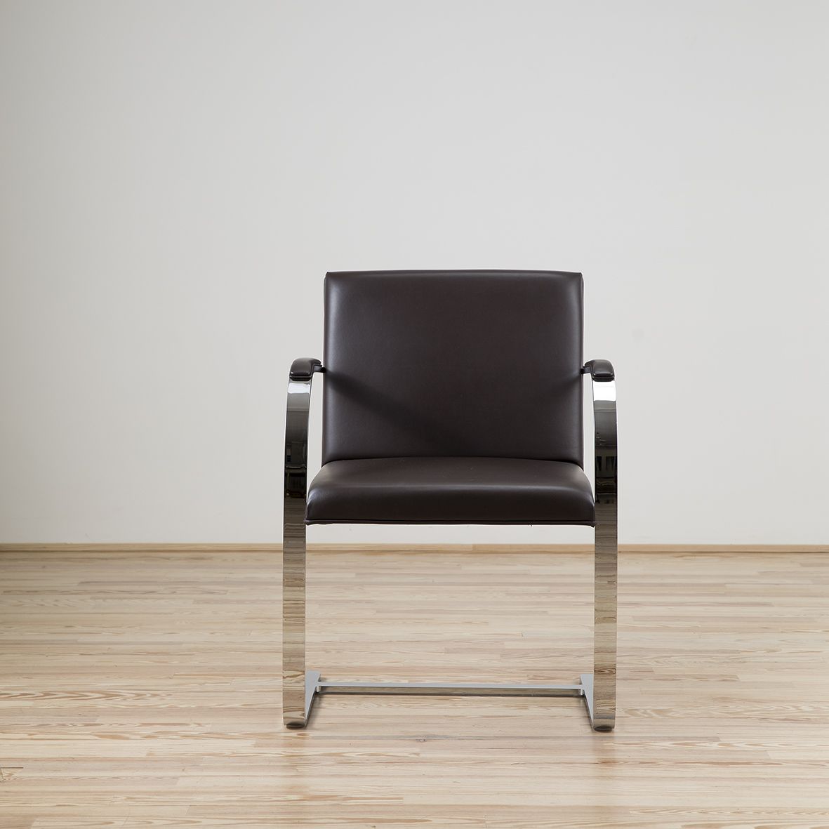 Sillón Brno Pletina diseñado por Mies van der Rohe y editado por Knoll