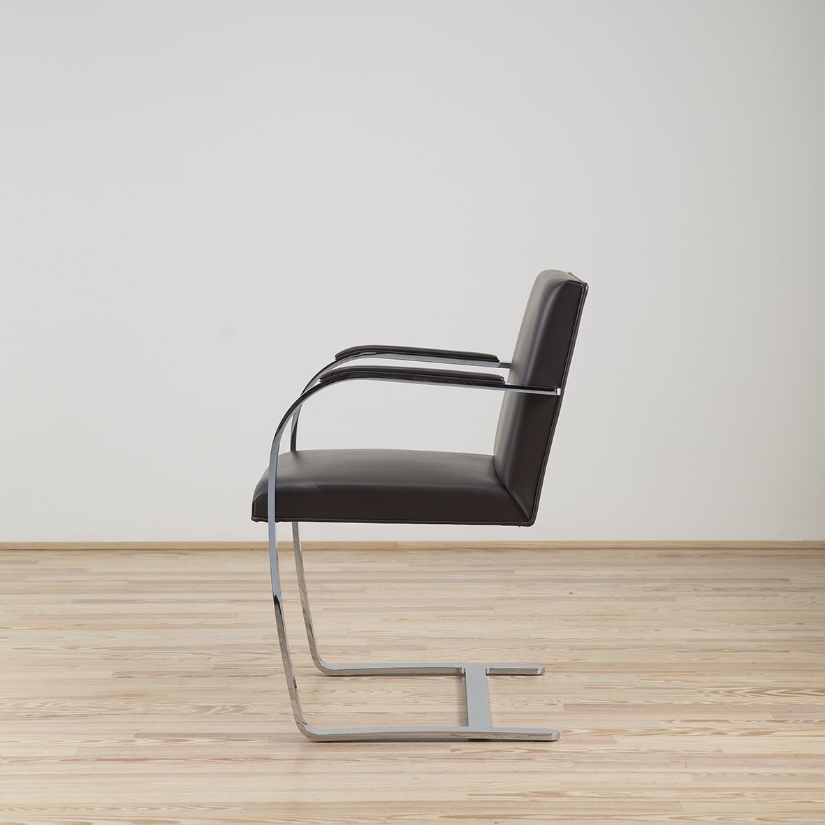 Sillón Brno Pletina diseñado por Mies van der Rohe y editado por Knoll