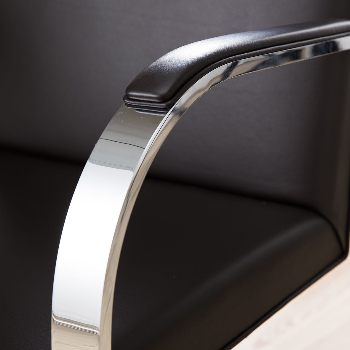 Sillón Brno Pletina diseñado por Mies van der Rohe y editado por Knoll