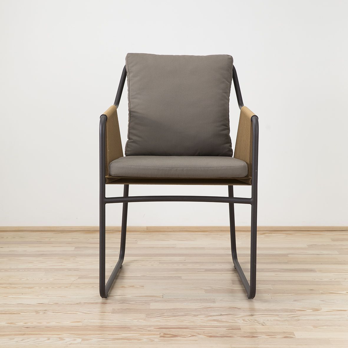 Sillon Harp 359 diseñado por Rodolfo Dordoni y editado por Roda