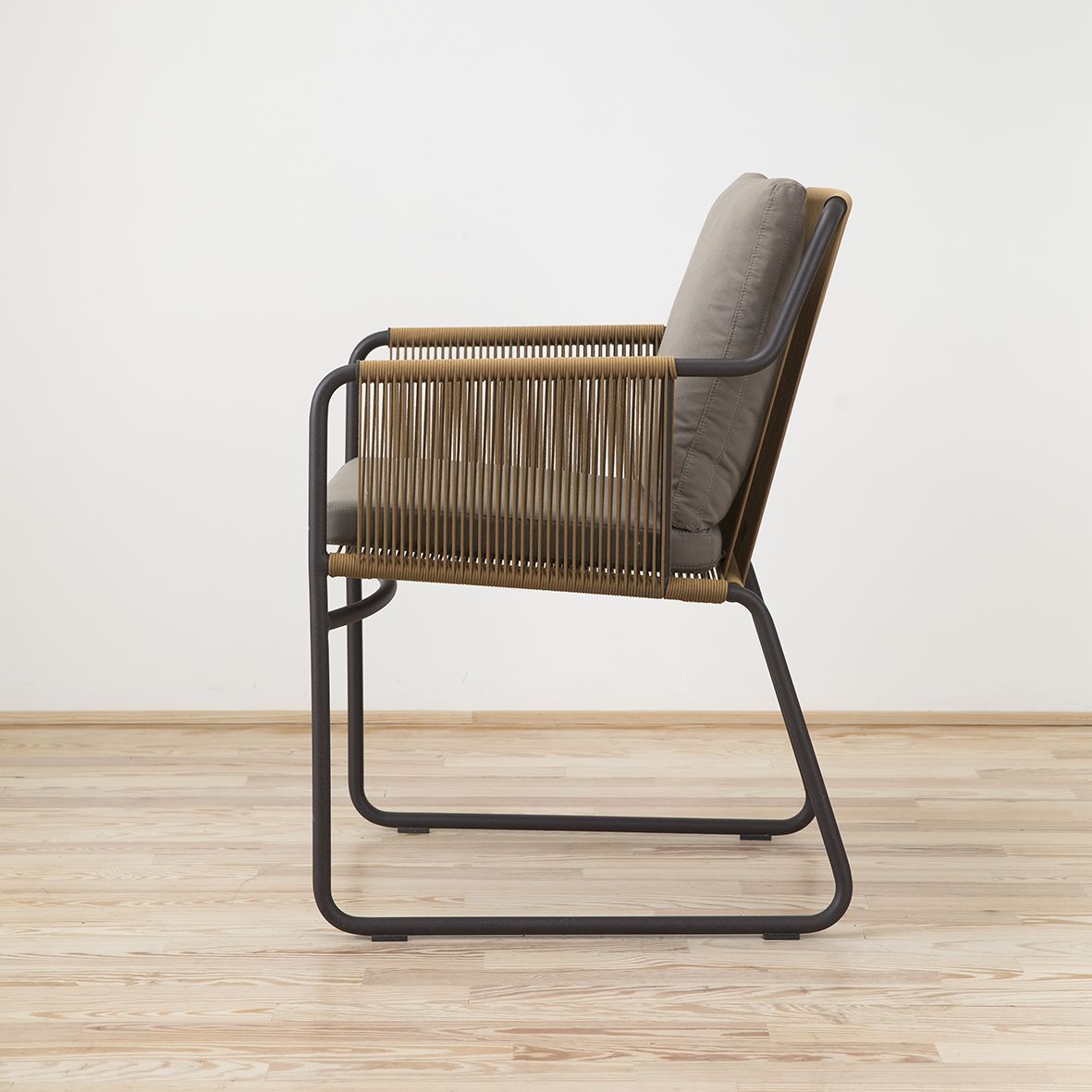 Sillon Harp 359 diseñado por Rodolfo Dordoni y editado por Roda