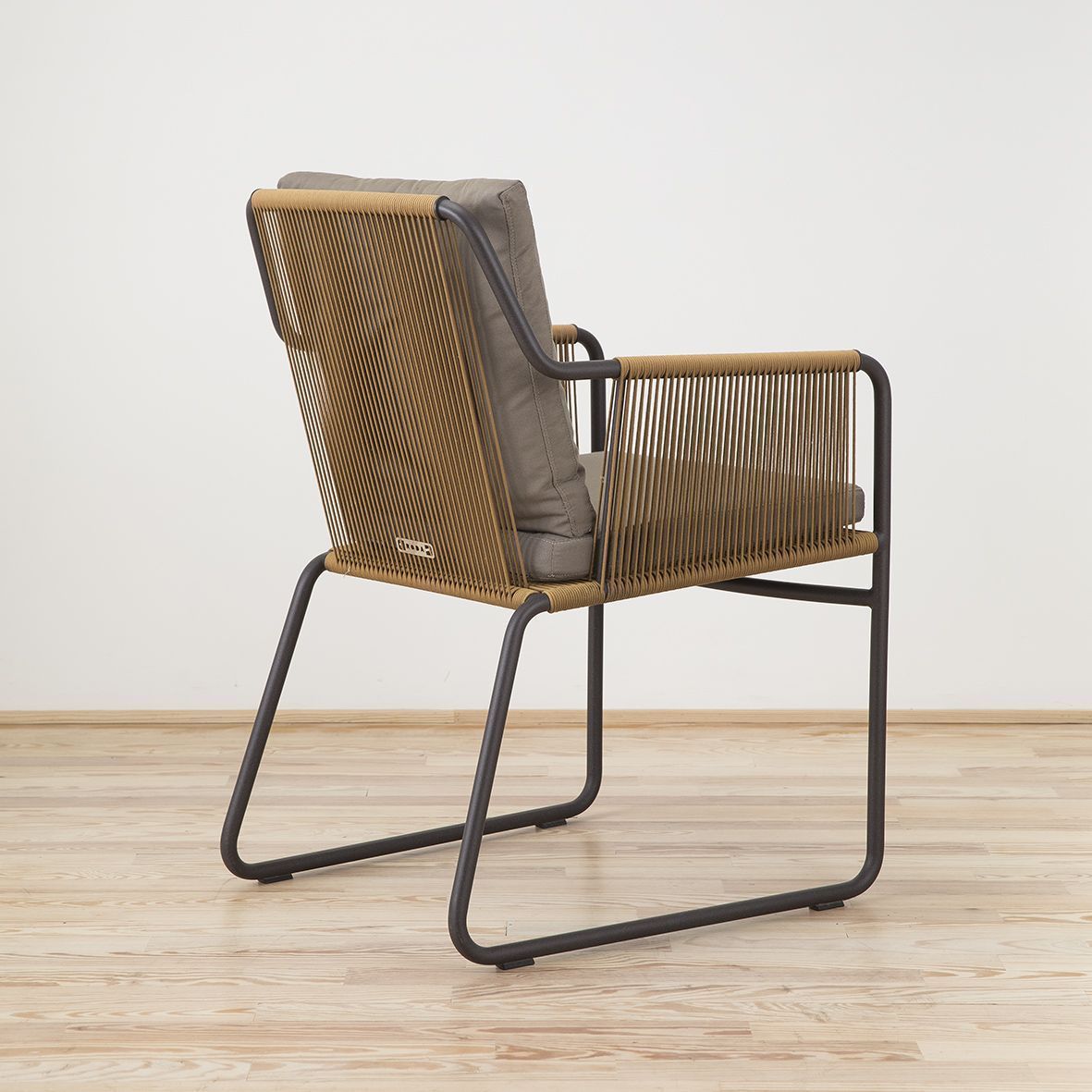 Sillon Harp 359 diseñado por Rodolfo Dordoni y editado por Roda