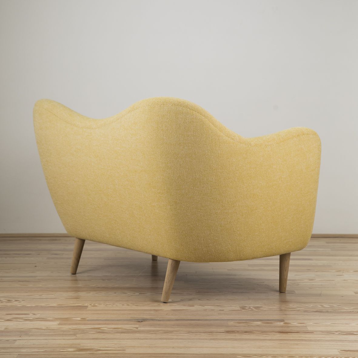 Sofá 46 diseñado por Finn Juhl y editado por OneCollection