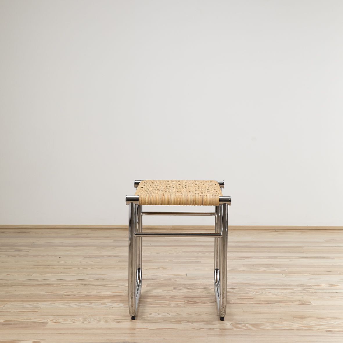 Taburete LC9 diseñado por Charlotte Perriand y editado por Cassina