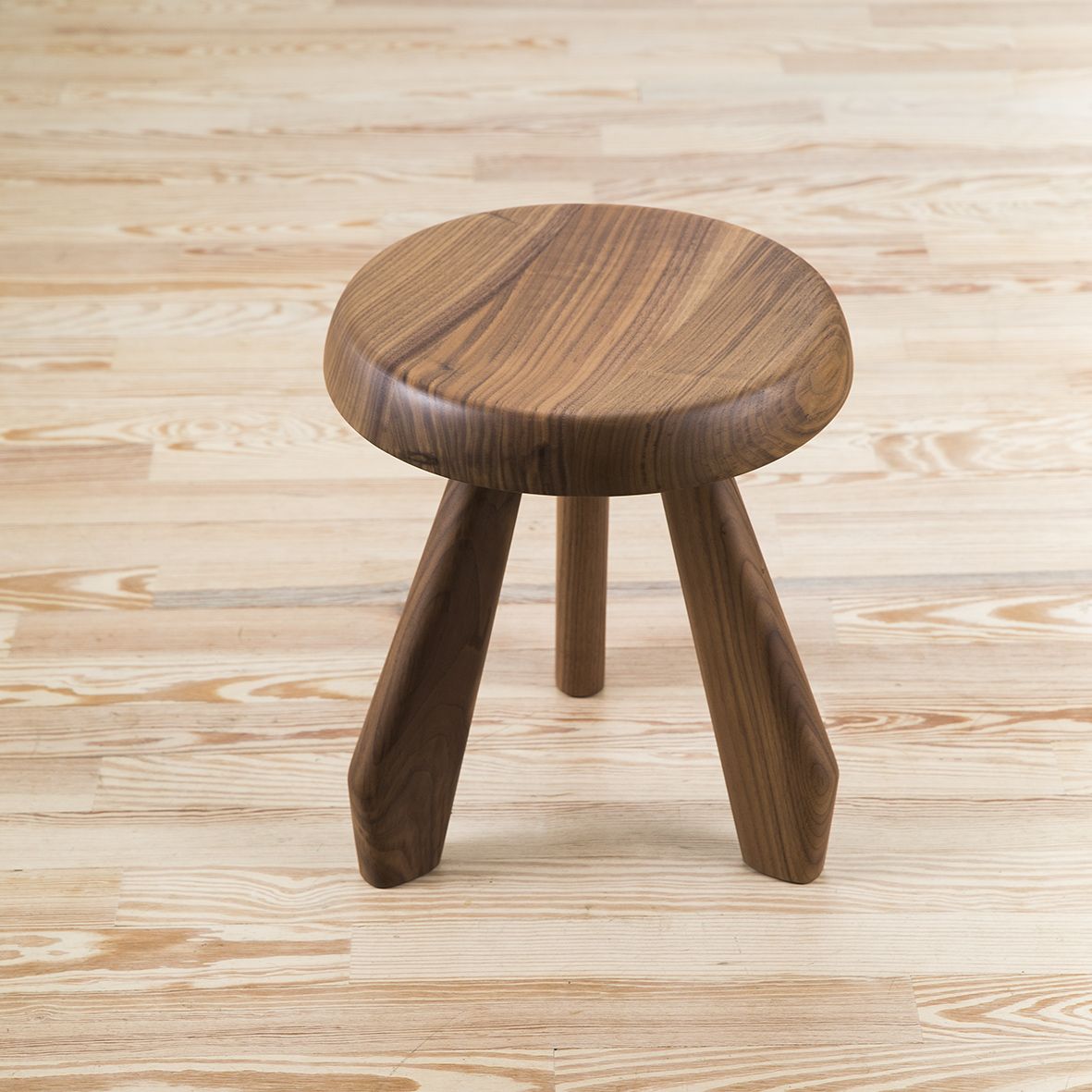 Taburete Meribel diseñado por Charlotte Perriand y editado por Cassina